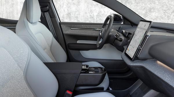 Die Wohnatmosphäre im EX30 ist eine skandinavisch geschmackvolle; das Interieur bleibt strikt bling-bling-befreite Zone und eine lederfreie obendrein.