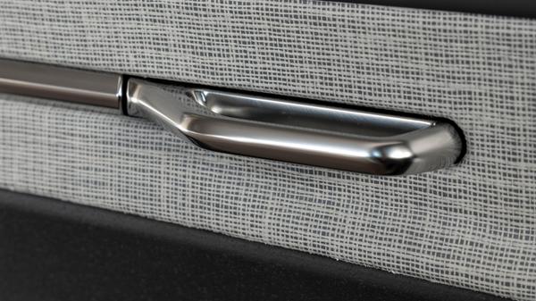 Was auf den ersten Blick wie ein schönes Stöffchen aussieht, entpuppt sich bei näherem Hinsehen als harter Kunststoff.