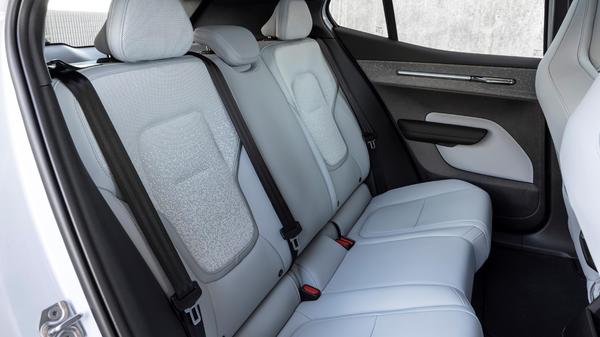 Die Fondpassagiere hingegen müssen sich mit eher knappen Verhältnissen auseinandersetzen.