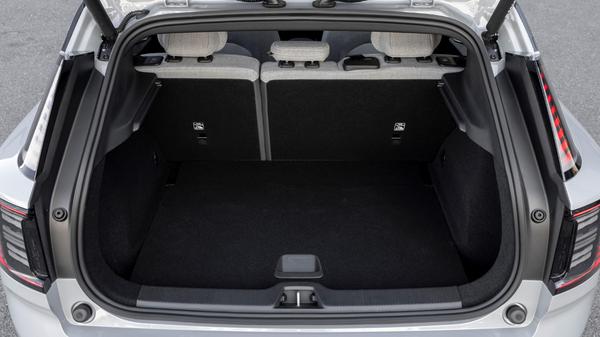 Auch der Kofferraum ist kein Gierschlund. 318 bis – bei umgeklappten Rücksitzlehnen – 904 Litern gehen aber in Ordnung.