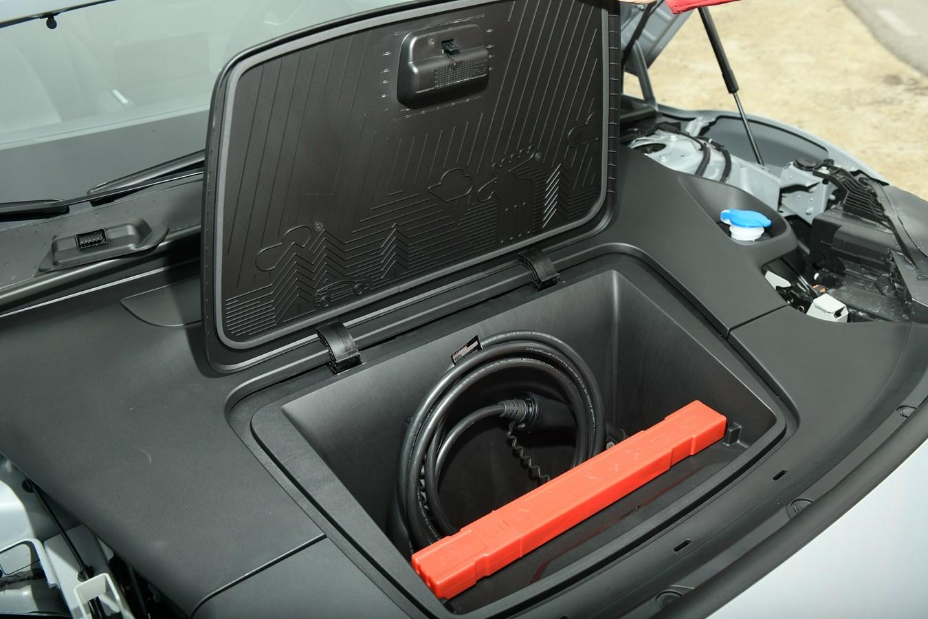 Unter der Fronthaube befindet sich ein kleiner 19-Liter-Frunk.