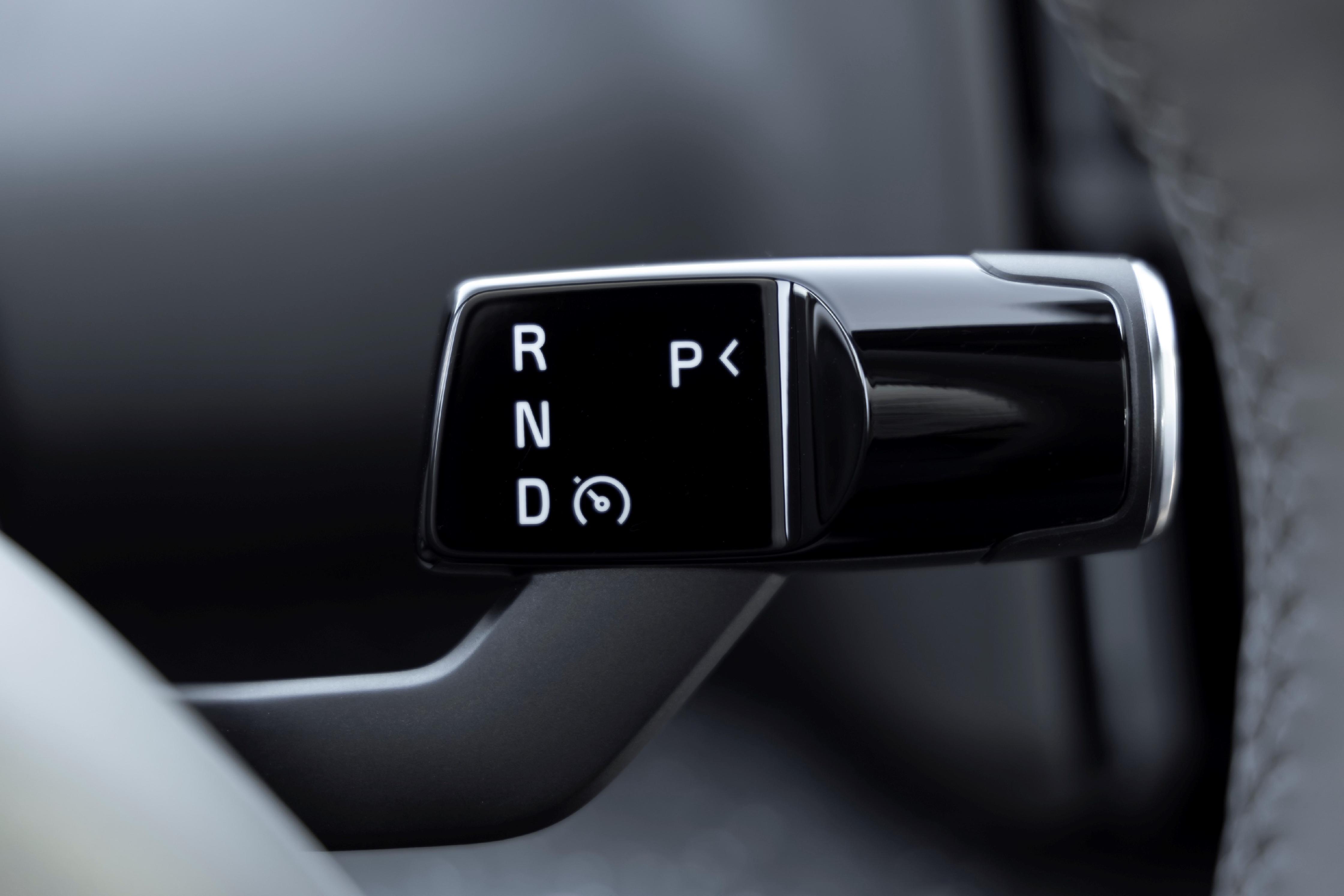 Der Abstandstempomat wird aktiviert, indem man den Lenkstockhebel einfach bis ganz nach unten zieht.