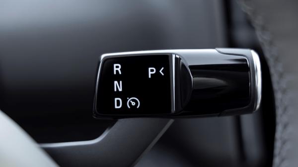 Der Abstandstempomat wird aktiviert, indem man den Lenkstockhebel einfach bis ganz nach unten zieht.