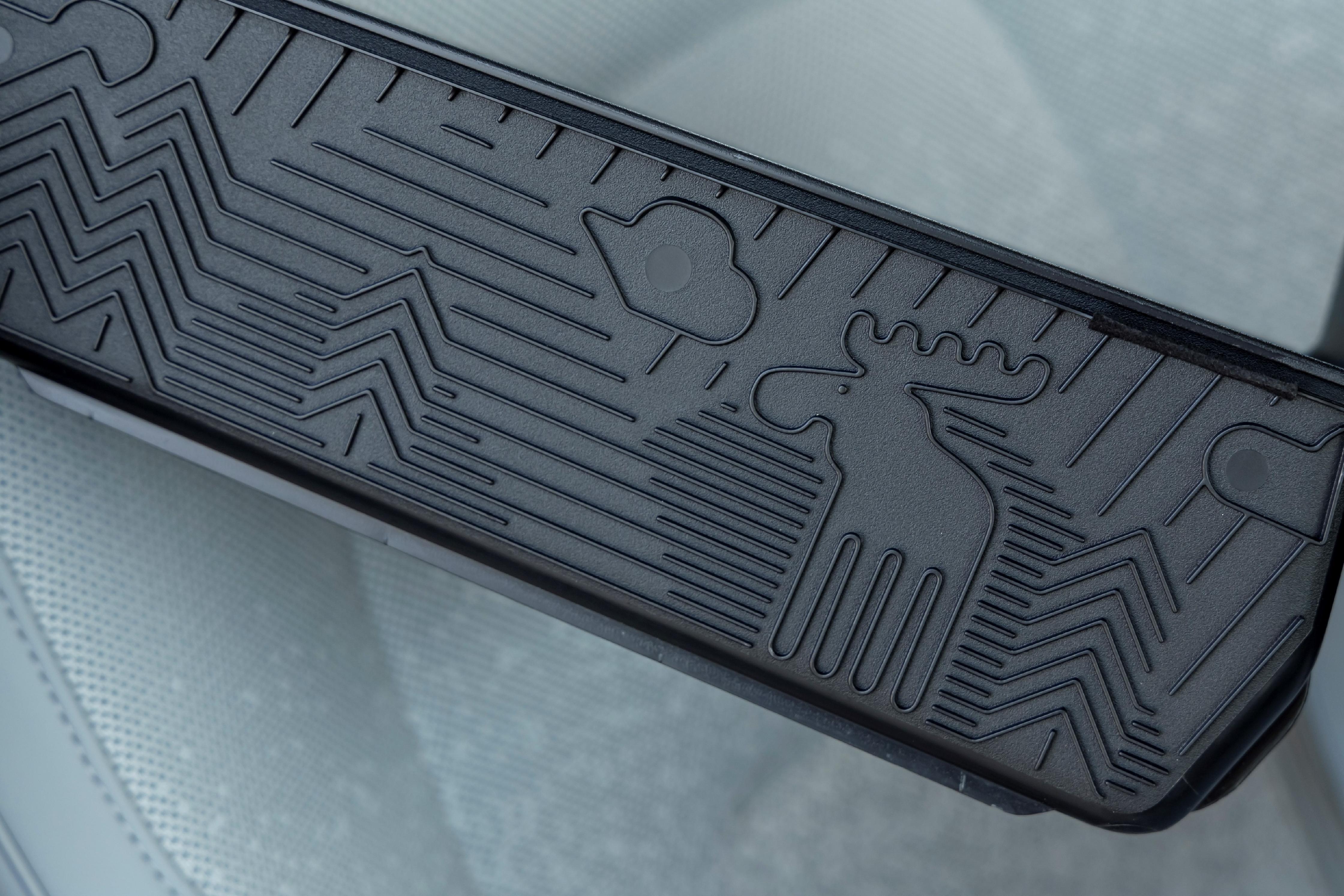 Schwedische Identität: Kunststoffteil mit Elch-Prägung.