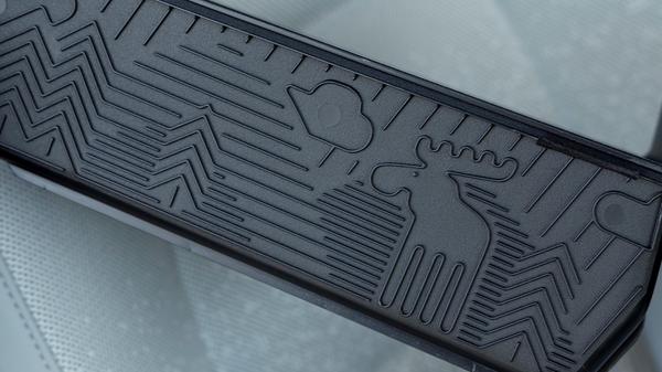 Schwedische Identität: Kunststoffteil mit Elch-Prägung.