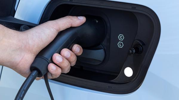 Wechselstrom-Tanken erfolgt mit 11 kW, ein 22-kW-Onboardcharger ist erst in der Topausstattung Ultra an Bord.