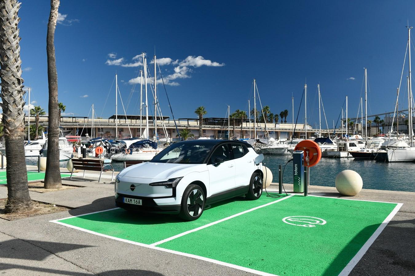 Die Schnellladeleistung am Turbocharger hängt von der Batteriegröße ab: Der kleine 51-kWh-Akku wird mit maximal 134 kW geladen, die 69-kWh-Batterie hingegen mit 153 kW.