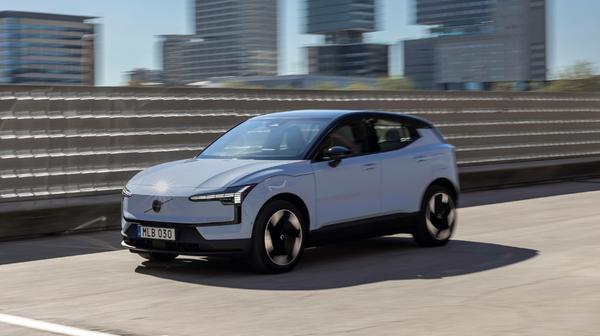 Der Einstiegspreis fürs Basismodell Core mit 51-kWh-Akku beträgt vor Förderung 36.590 Euro und beinhaltet bereits die wichtigsten Basics wie Klimaaautomatik, Rückfahrkamera und Adaptivtempomat.