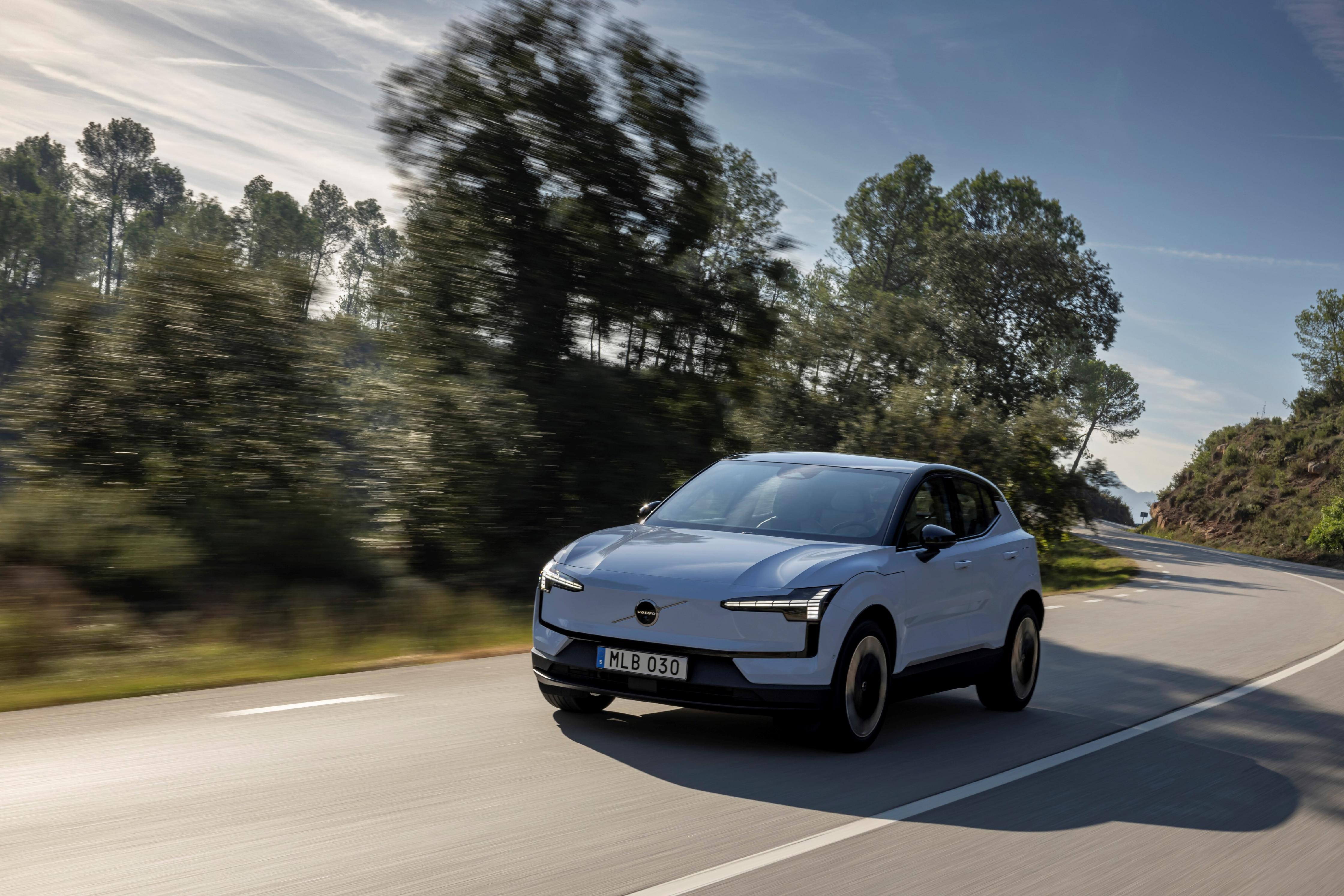 Er kommt auf 45.390 Euro - unter anderem mit Zweizonen-Klimaautomatik, elektrischer Heckklappe, Einparkhilfe, Harman-Kardon-Premium-Soundsystem, Spurführungsassistent Pilot Assist und Spurwechselassistent.