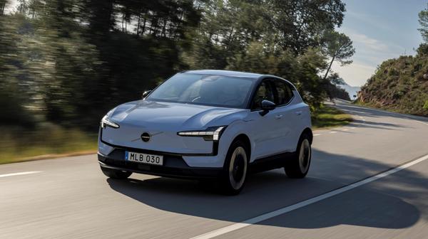 Er kommt auf 45.390 Euro - unter anderem mit Zweizonen-Klimaautomatik, elektrischer Heckklappe, Einparkhilfe, Harman-Kardon-Premium-Soundsystem, Spurführungsassistent Pilot Assist und Spurwechselassistent.