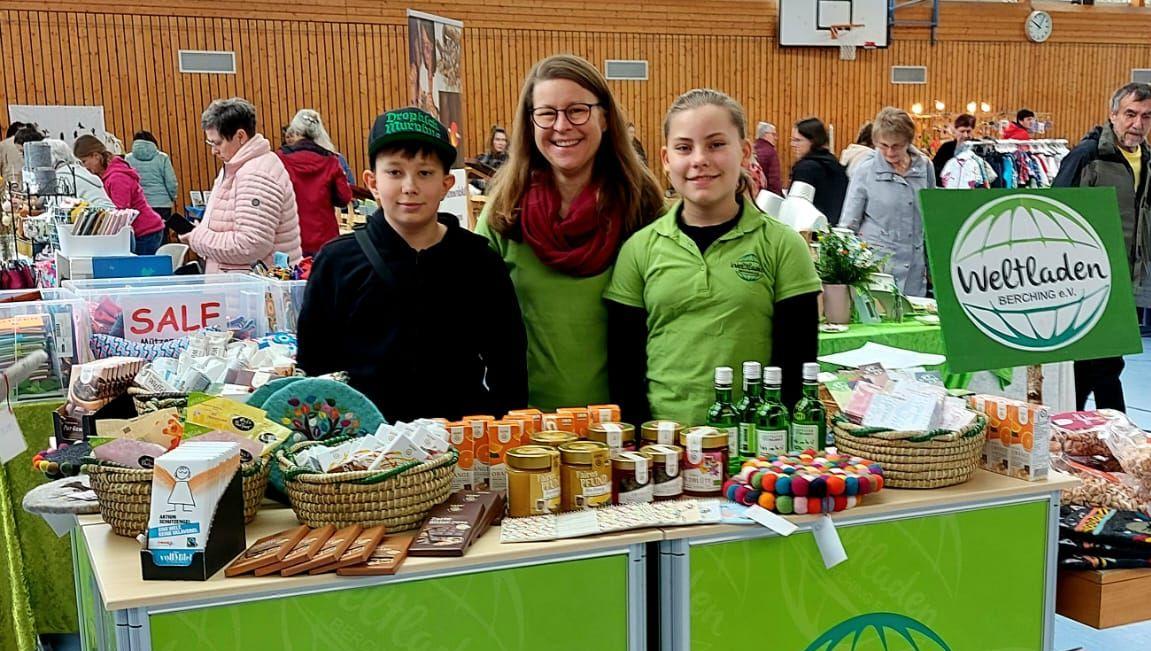 Mit Verkaufsaktionen wie hier bei der Eizeit in der Europahalle in Berching sammelt der Weltladen Berching e.V. Geld, das wiederum sozialen Projekten zugute kommt. Mit Verkaufsaktionen wie hier bei der Eizeit in der Europahalle in Berching sammelt der Weltladen Berching e.V. Geld, das wiederum sozialen Projekten zugute kommt.