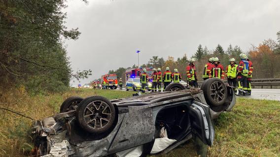 Unfall bei Wendelstein: BMW überschlägt sich auf regennasser A9