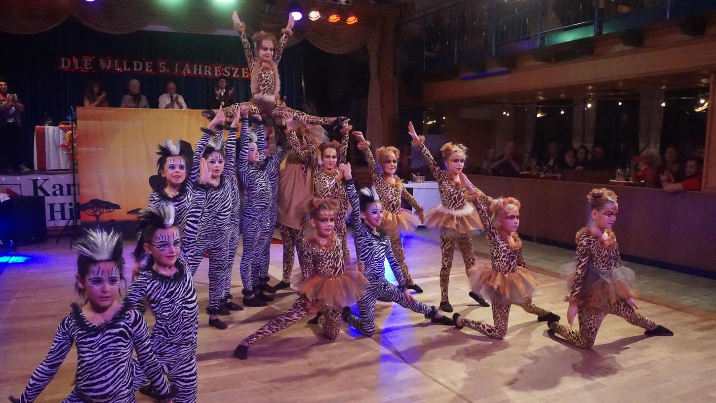Die Kindergarde der Hilaritas entführte die Zuschauer auf eine tänzerische Reise in die afrikanische Steppe. Die Kindergarde der Hilaritas entführte die Zuschauer auf eine tänzerische Reise in die afrikanische Steppe.