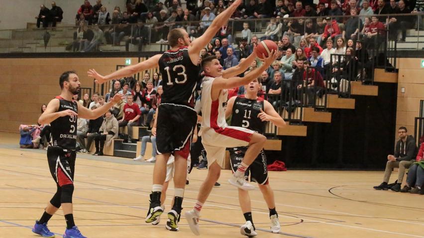 Die VfL-Baskets Treuchtlingen (am Ball Claudio Huhn) mussten sich den Gästen aus Vilsbiburg knapp mit 66:69 geschlagen geben.