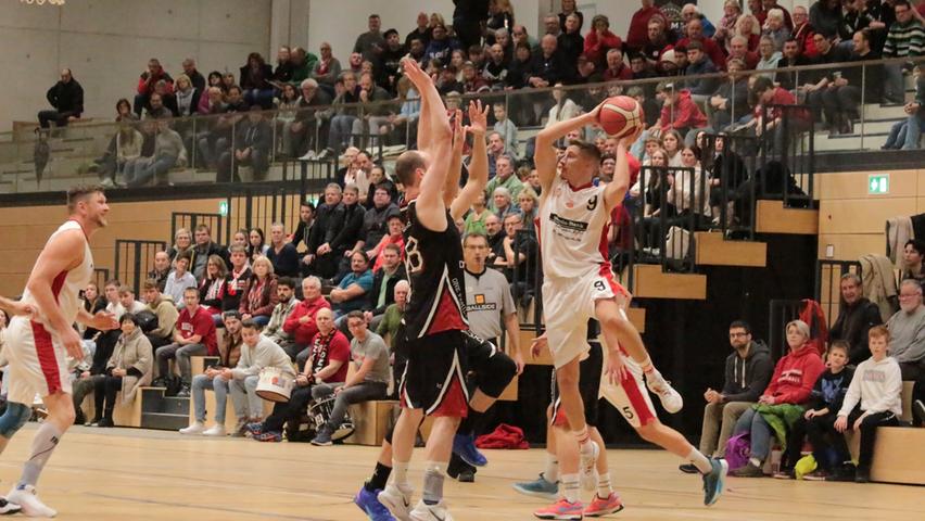 Die VfL-Baskets Treuchtlingen (am Ball Claudio Huhn) mussten sich den Gästen aus Vilsbiburg knapp mit 66:69 geschlagen geben.