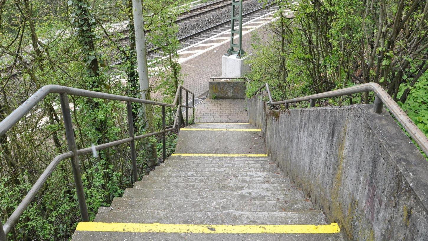 Zum nördlichen Bahnsteig geht es in Puschendorf nur über diese Treppe, eine Veränderung der Situation ist nicht in Sicht.