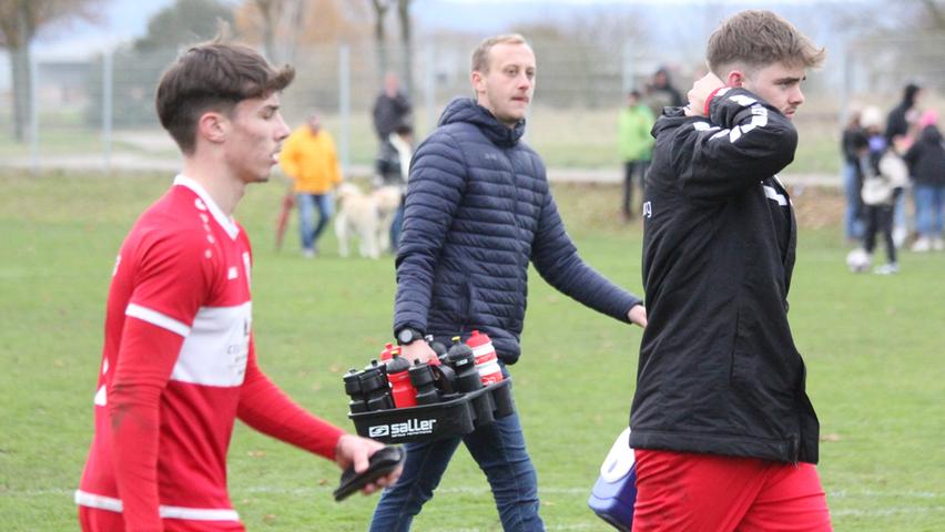 Die Weißenburger Niklas Schmied, Trainer Philipp Ersfeld und Kapitän Noah Leitel (von links) beim Gang in die Halbzeit.
