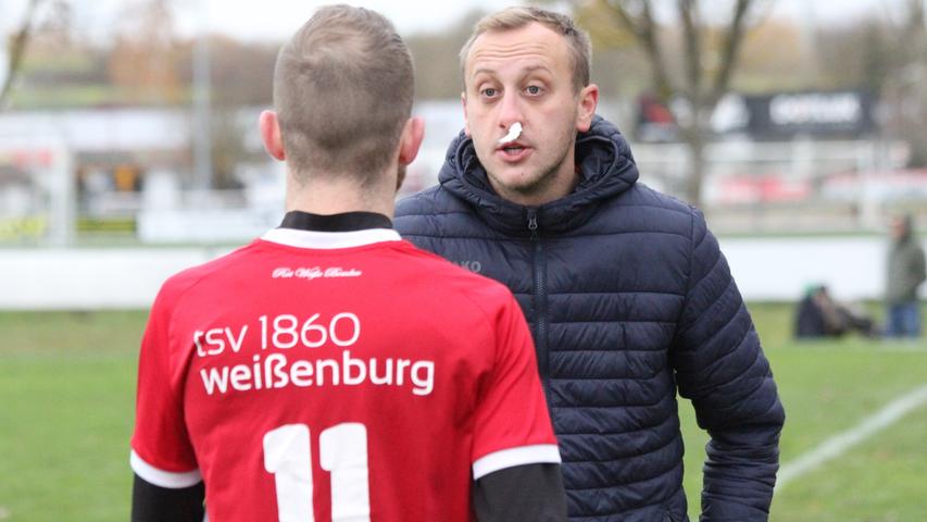 Weißenburgs Trainer Philipp Ersfeld bekam in der ersten Hälfte Nasenbluten und musste sich entsprechend versorgen.