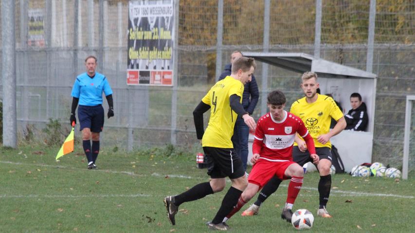 Der TSV 1860 Weißenburg II (in Rot Niklas Schmied) setzte sich im Kreisliga-Derby mit 2:0 gegen den FV Dittenheim durch.