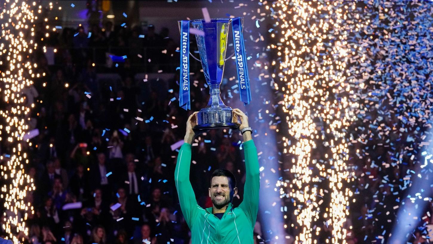 Novak Djokovic jubelt mit seiner Trophäe nach seinem Sieg. Novak Djokovic jubelt mit seiner Trophäe nach seinem Sieg.