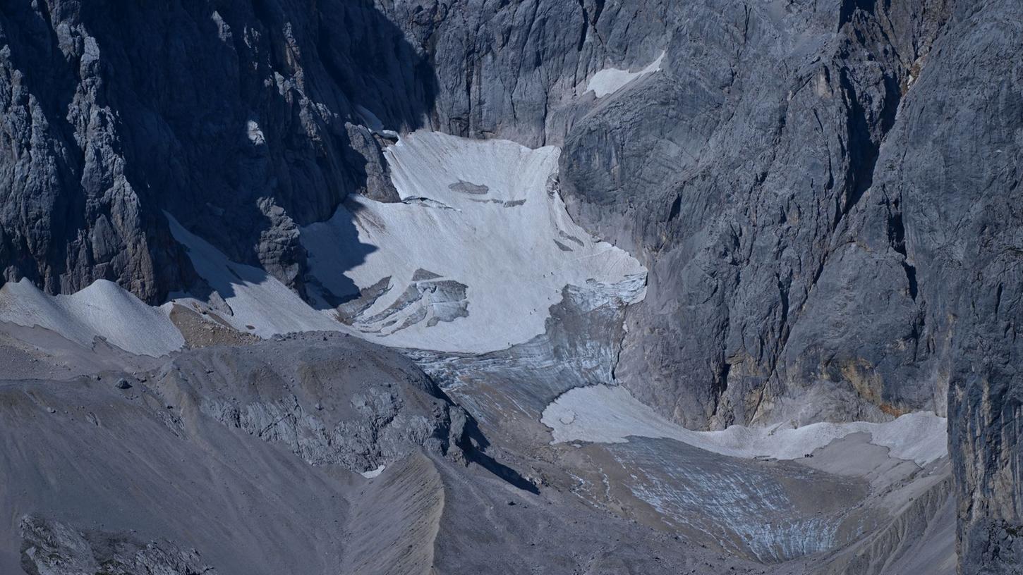 Geröll und Schneereste liegen auf dem Höllentalferner unterhalb der Zugspitze. Geröll und Schneereste liegen auf dem Höllentalferner unterhalb der Zugspitze.