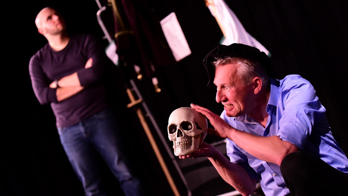 Sein oder Nichtsein? Es muss ja nicht immer Hamlet sein wie hier - aber im Jungen Theater geht es um die Aufrechterhaltung des Spielbetriebs an zwölf Monaten im Jahr. Sein oder Nichtsein? Es muss ja nicht immer Hamlet sein wie hier - aber im Jungen Theater geht es um die Aufrechterhaltung des Spielbetriebs an zwölf Monaten im Jahr.