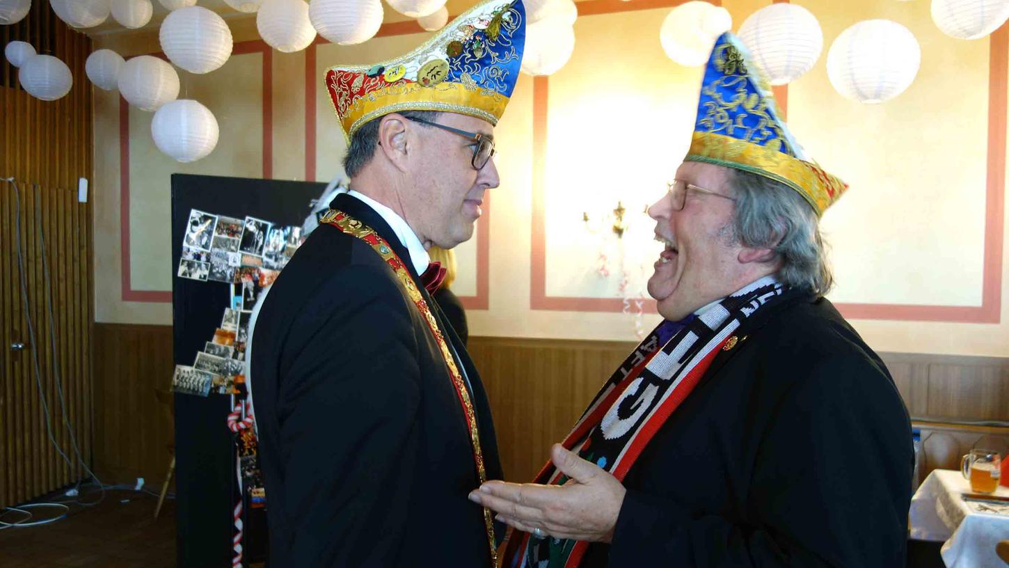 Ehrenpräsident Heinz Haffki und Präsident Holger Wesp brachten mit der Gesellschaftsgeschichte viele Erinnerungen an originelle Episoden und große Namen auf der Geißbockbühne in Erinnerung. Ehrenpräsident Heinz Haffki und Präsident Holger Wesp brachten mit der Gesellschaftsgeschichte viele Erinnerungen an originelle Episoden und große Namen auf der Geißbockbühne in Erinnerung.