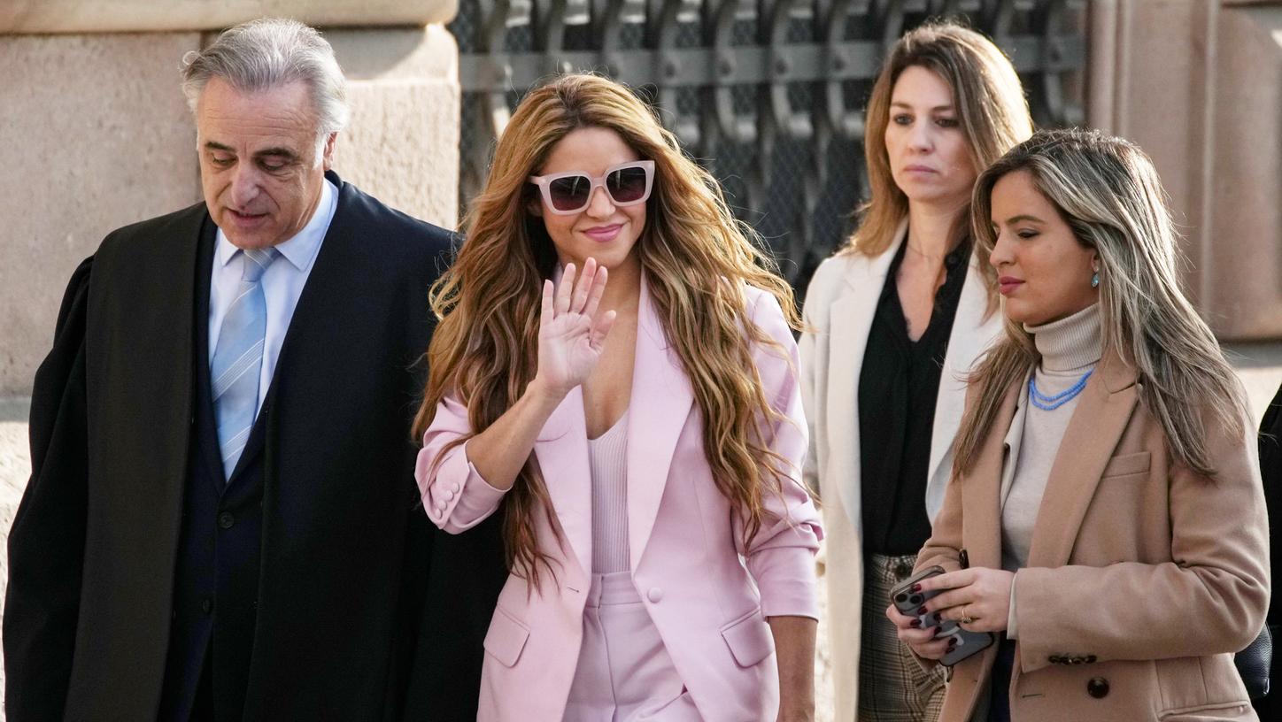 Die Sängerin Shakira (M) kommt am Gericht in Barcelona an. Die 46-Jährige bekam eine dreijährige Haftstrafe aufgebrummt, die sie aber als nicht vorbestrafte Person nicht antreten muss. Die Sängerin Shakira (M) kommt am Gericht in Barcelona an. Die 46-Jährige bekam eine dreijährige Haftstrafe aufgebrummt, die sie aber als nicht vorbestrafte Person nicht antreten muss.