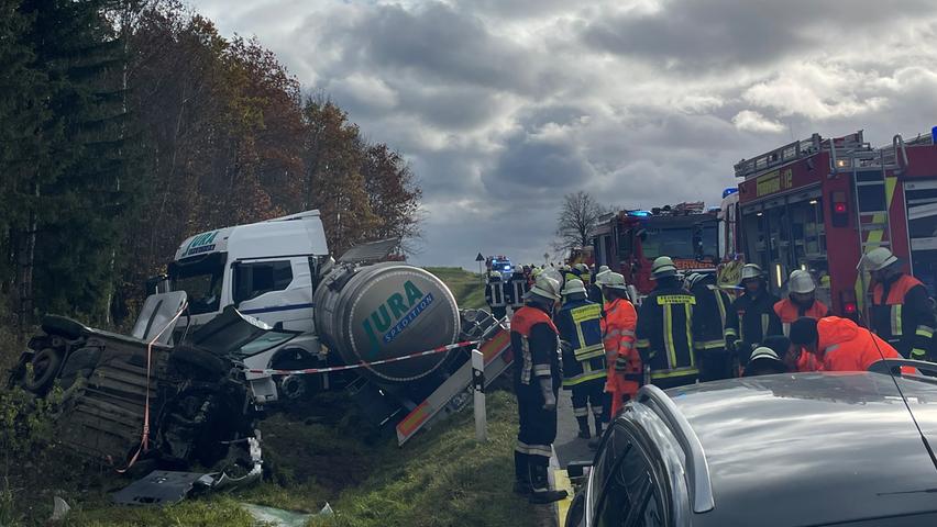 Ein Tanklaster und ein Pkw sind in einen Unfall verwickelt.