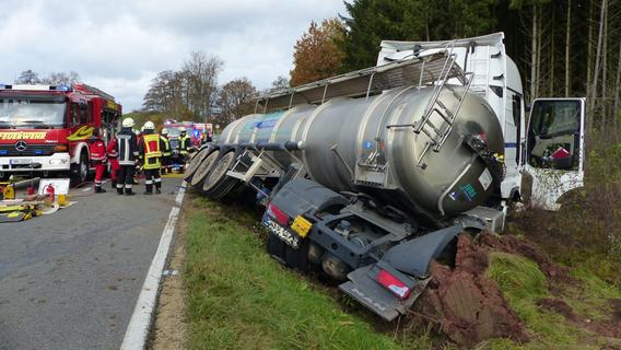 Unfall zwischen Möning und Seligenporten: Autofahrer stirbt nach Kollision mit Tanklaster