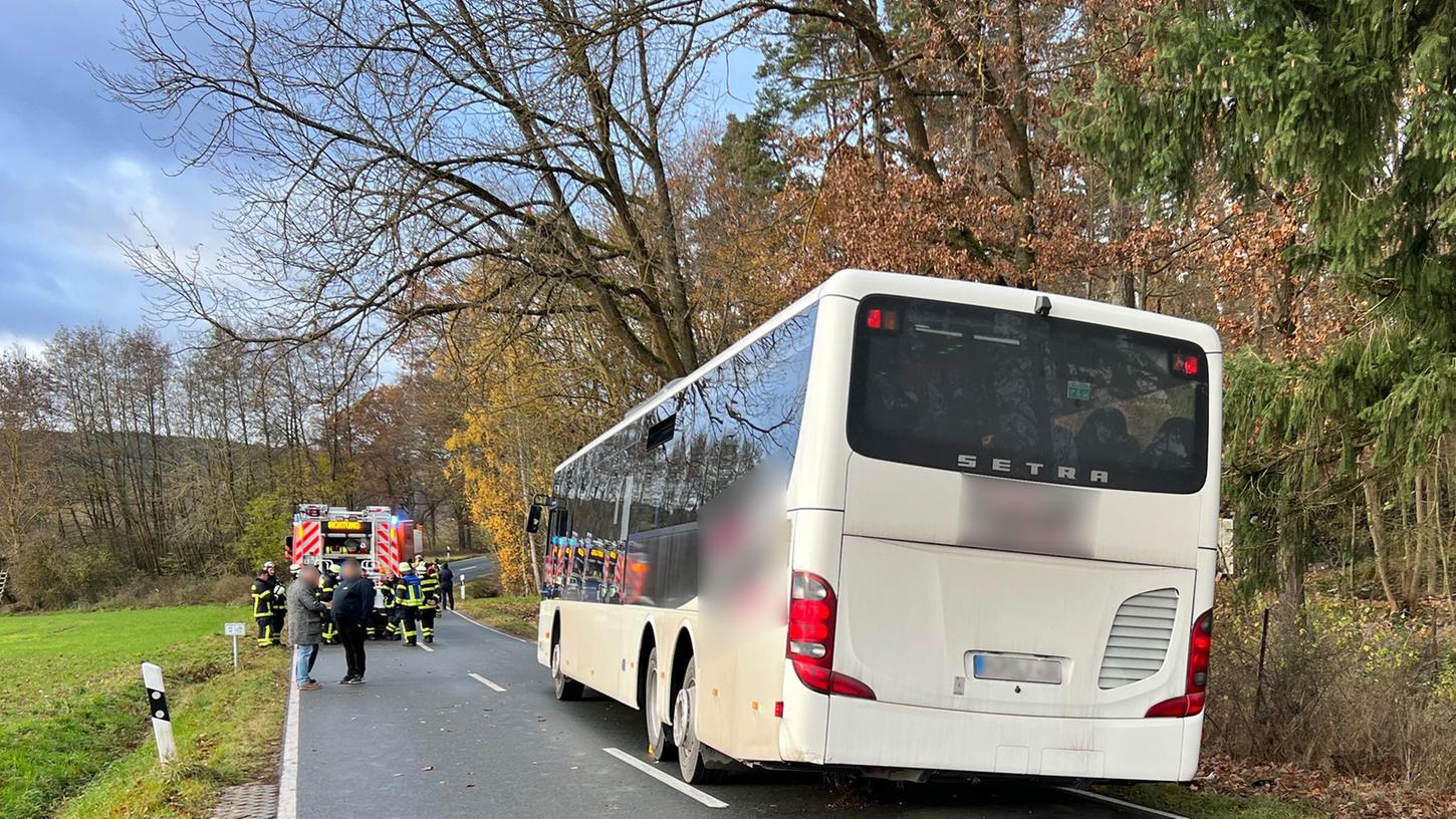 Ein verunglückter Schulbus auf einer Straße im Landkreis Fürth. Bei dem Unfall wurden mehrere Schülerinnen und Schüler verletzt. Ein verunglückter Schulbus auf einer Straße im Landkreis Fürth. Bei dem Unfall wurden mehrere Schülerinnen und Schüler verletzt.