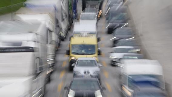 Langer Stau im morgendlichen Berufsverkehr: Unfall mit drei Kleintransportern auf A9