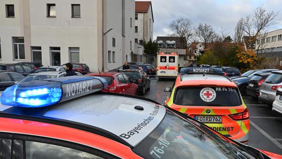 Schreck in Erlangen: Pkw rammt Hauswand auf Parkplatz in der Vierzigmannstraße