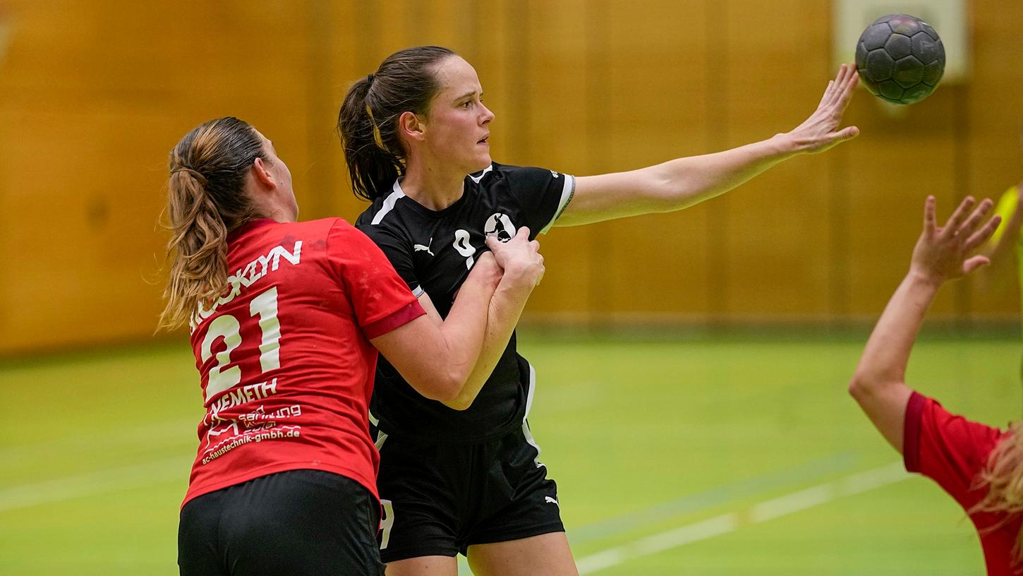 Johanna Möller (am Ball) spielt in Wendelstein seit der ersten Klasse Handball - und möchte auch nicht weg.