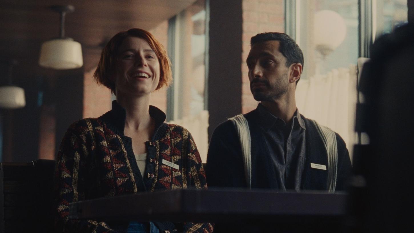 Jessie Buckley und Riz Ahmed in einer Szene aus "Fingernails". Jessie Buckley und Riz Ahmed in einer Szene aus "Fingernails".