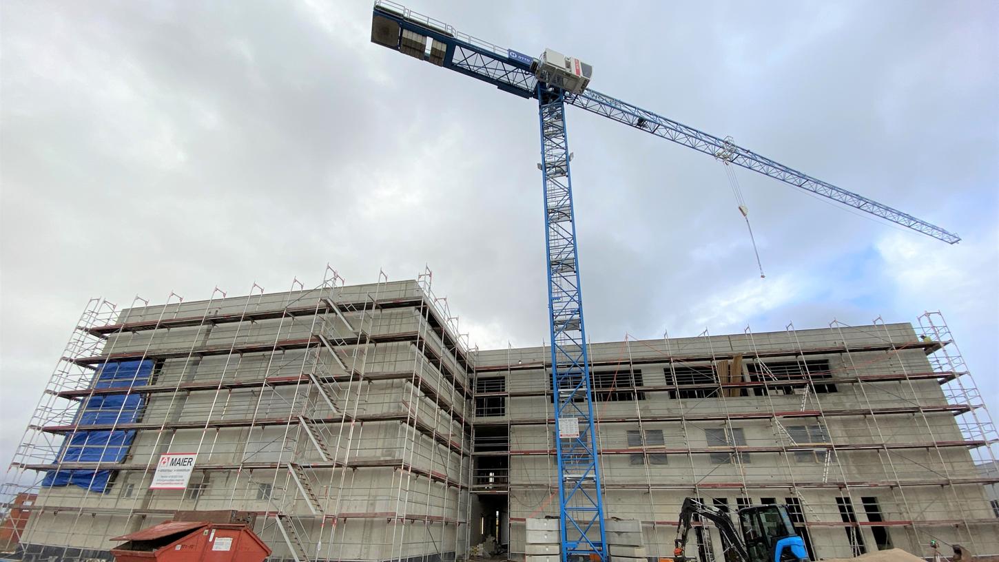 Der Rohbau der neuen Integrierten Leitstelle in Brodswinden (Stadt Ansbach) steht bereits kurz vor Fertigstellung. Ab Februar 2024 kann der Ausbau beginnen. Der Rohbau der neuen Integrierten Leitstelle in Brodswinden (Stadt Ansbach) steht bereits kurz vor Fertigstellung. Ab Februar 2024 kann der Ausbau beginnen.