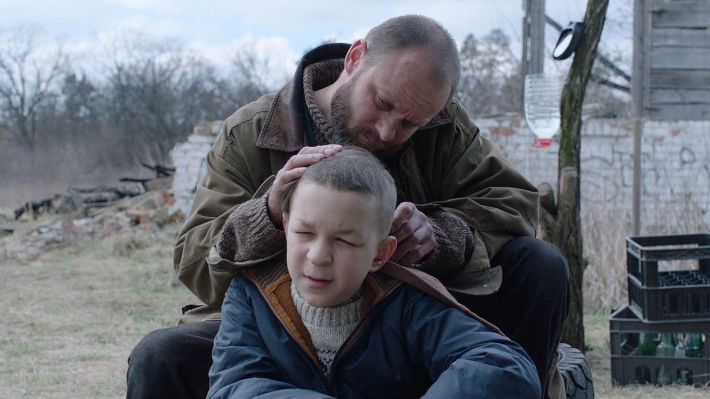 Mykhailo Korzhanivskyi und Yaroslav Bezkorovainyi in einer Szene aus Folge 3 von "Those Who Stayed": "Obdachlos".