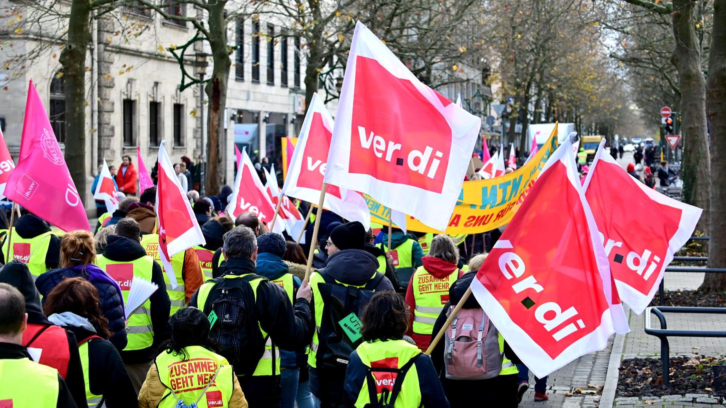 Die Gewerkschaft Verdi hat zu einem zweitägigen Streik im Gesundheitswesen aufgerufen. Am Mittwoch streikten in Erlangen bereits die Beschäftigten der Uni. Die Gewerkschaft Verdi hat zu einem zweitägigen Streik im Gesundheitswesen aufgerufen. Am Mittwoch streikten in Erlangen bereits die Beschäftigten der Uni.