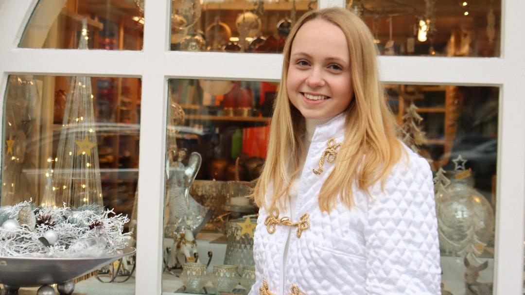 Berchings Christkind Annika freut sich auf die Weihnachtszeit. Berchings Christkind Annika freut sich auf die Weihnachtszeit.