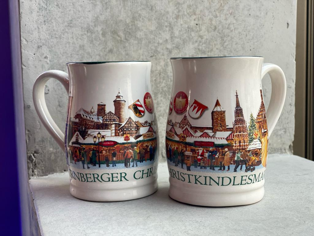 Die Glühwein-Tassen auf dem Christkindlesmarkt von 1990 bis 2024 Die Glühwein-Tassen auf dem Christkindlesmarkt von 1990 bis 2024