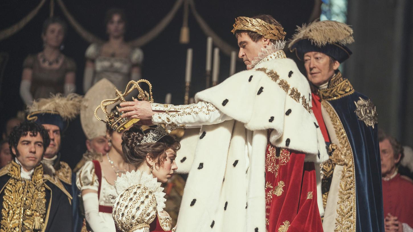 Vanessa Kirby (l) als Kaiserin Josephine und Joaquin Phoenix als Napoleon in einer Szene des Films "Napoleon".