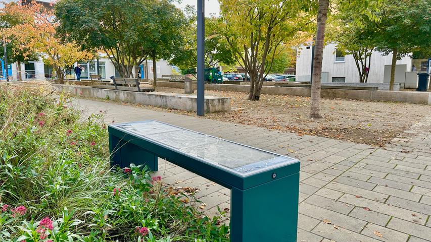 Eine der neuen Solarbänke - einfach Platz nehmen, Handy einstecken oder kontaktlos laden und entspannen. Ganz nach dem Motto „Treuchtlingen lädt dich auf.“ Eine der neuen Solarbänke - einfach Platz nehmen, Handy einstecken oder kontaktlos laden und entspannen. Ganz nach dem Motto „Treuchtlingen lädt dich auf.“