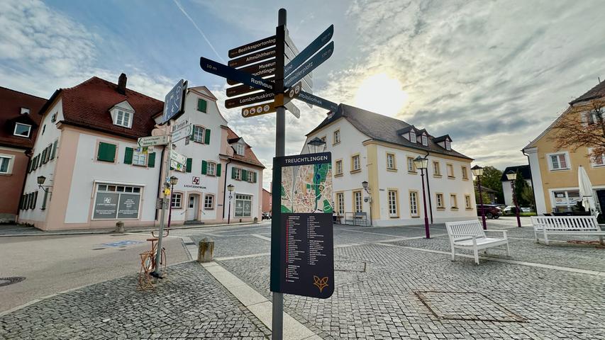 Die sternförmig angeordneten Schilder des neuen Leit- und Orientierungssystems weisen am Rathausplatz den Weg.