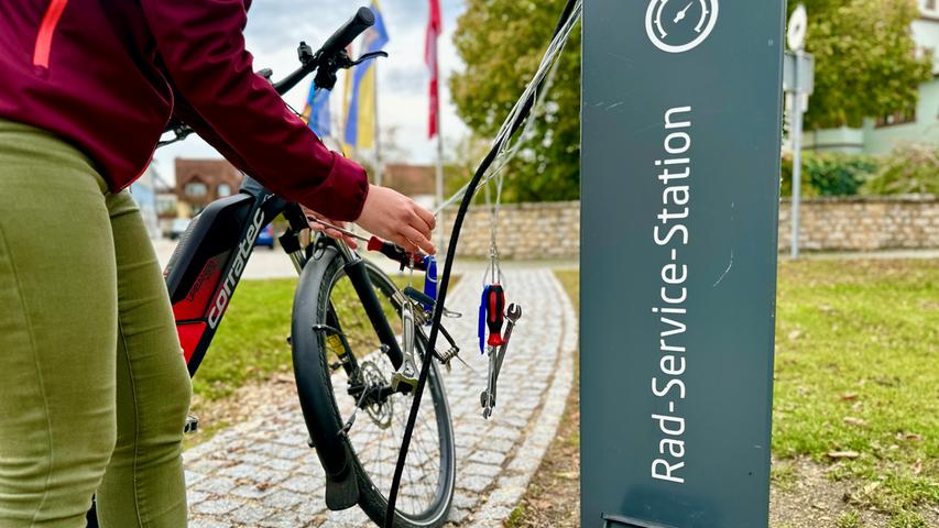Nutzung der Reparatur-Gadgets an der Rad-Service-Station - dazu gehören verschiedene Werkzeuge sowie eine Luftpumpe Nutzung der Reparatur-Gadgets an der Rad-Service-Station - dazu gehören verschiedene Werkzeuge sowie eine Luftpumpe