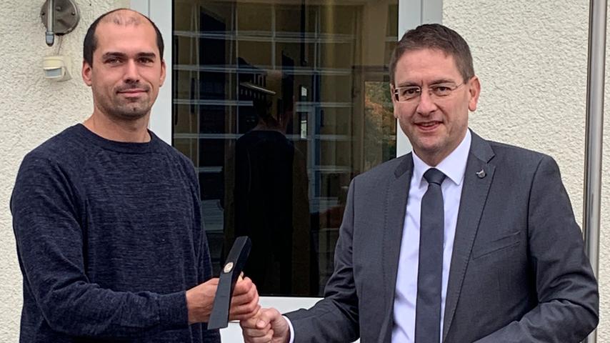 Landrat Jürgen Ludwig übergab Michael Kißlinger als prüfungsbestem Straßenwärter das Zeugnis sowie einen Pflasterhammer. Landrat Jürgen Ludwig übergab Michael Kißlinger als prüfungsbestem Straßenwärter das Zeugnis sowie einen Pflasterhammer.