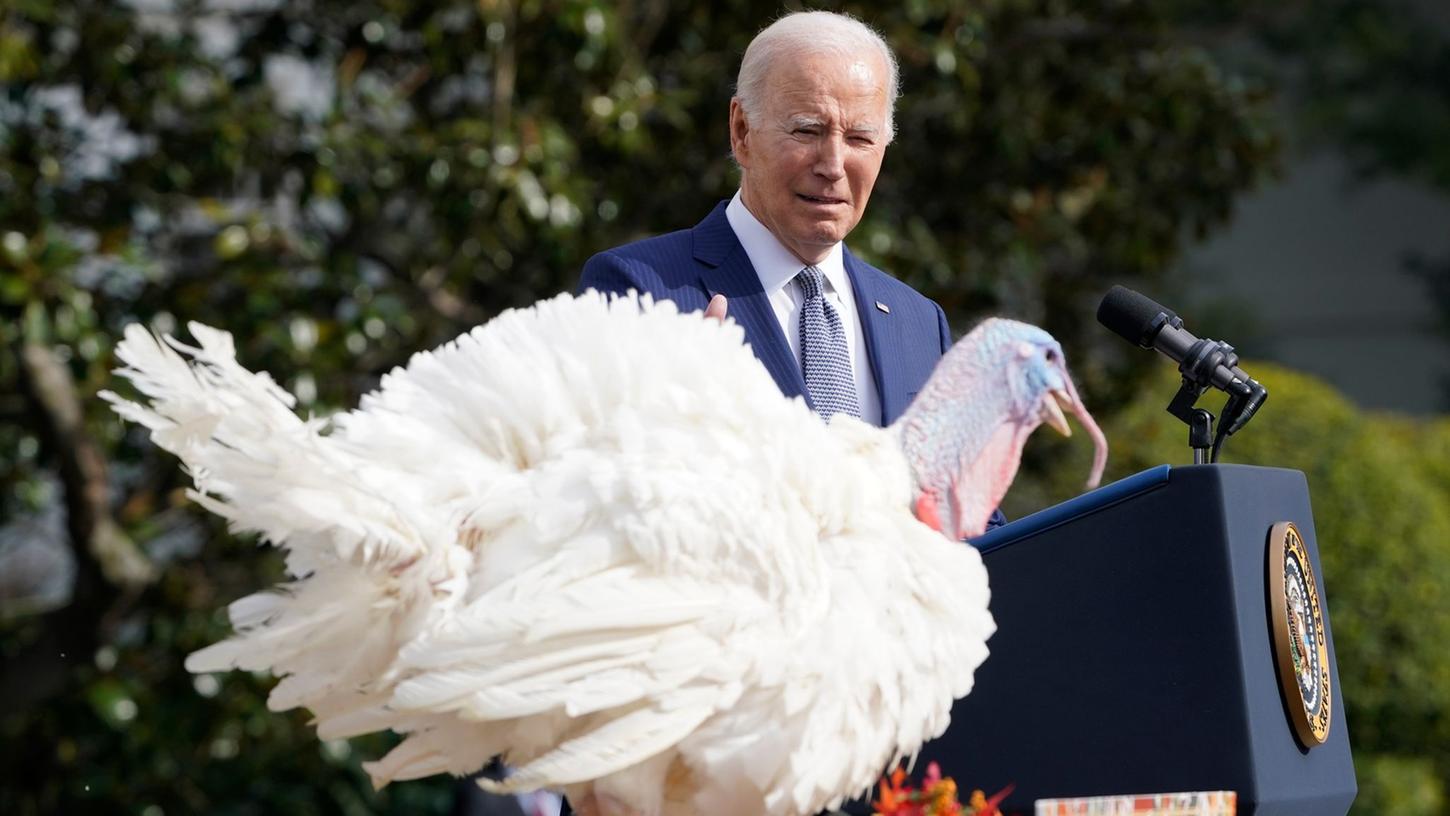 Joe Biden begnadigt die Thanksgiving-Truthähne "Liberty" und "Bell".