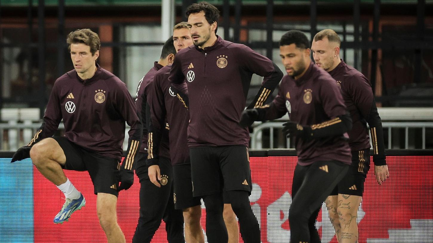 Thomas Müller (l) und Mats Hummels (2.v.l) beim Abschlusstraining. Thomas Müller (l) und Mats Hummels (2.v.l) beim Abschlusstraining.