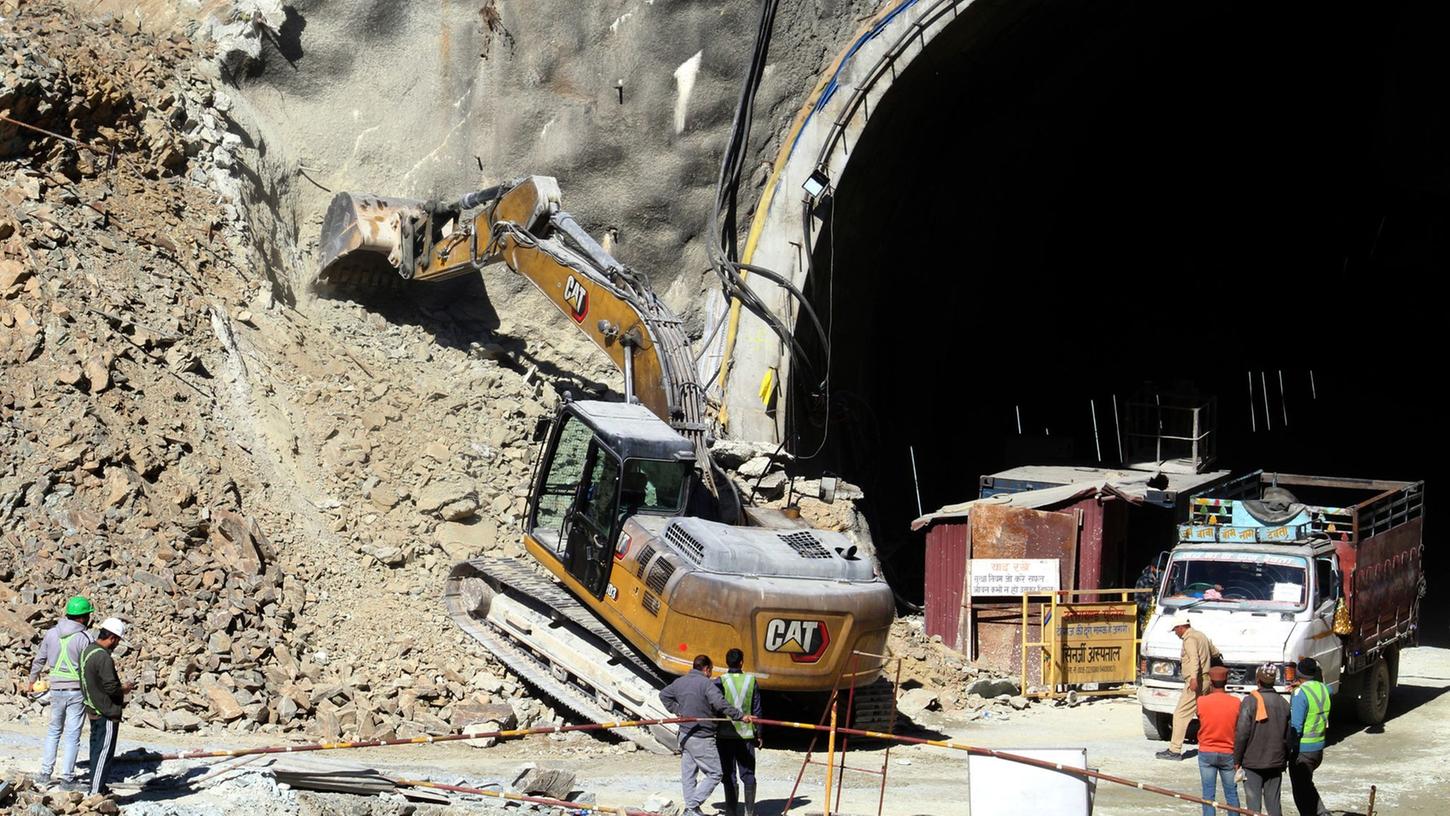 Ein Bagger arbeitet am Eingang des eingestürzten Straßentunnels.