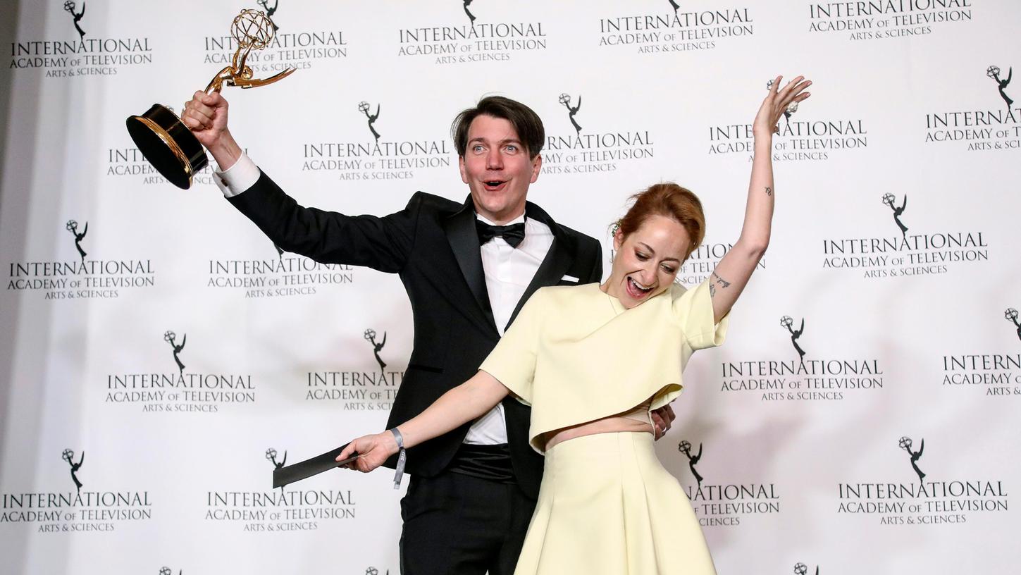 Jochen Laube (l) und Katharina Eyssen posieren im Presseraum mit dem Emmy für die beste Dramaserie für "Die Kaiserin" bei den 51. International Emmy Awards im New York Hilton Midtown.
