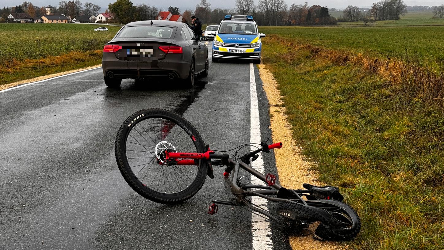 Ein Pkw kollidierte mit einem Radfahrer, der Mann verstarb.